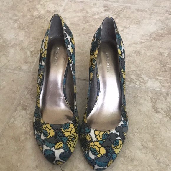 Nine West Shoes - Nine West Floral Pumps size 9